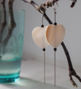 Не очень крупные, но яркие асимметричные серьги с кораллами и лазуритами 2100₽ серьги