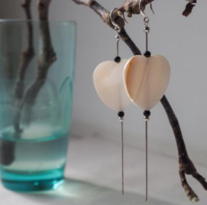 Не очень крупные, но яркие асимметричные серьги с кораллами и лазуритами 2100₽